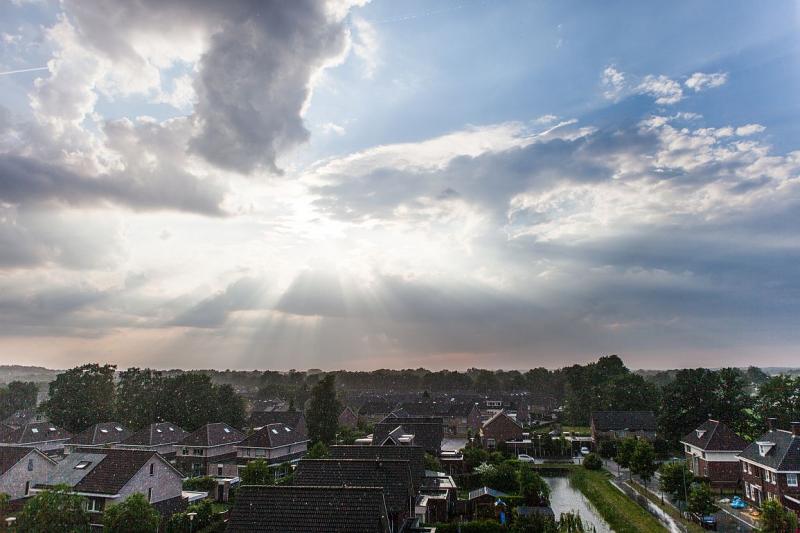 Schitterende zon door de wolken ...  (Foto: anoniem)