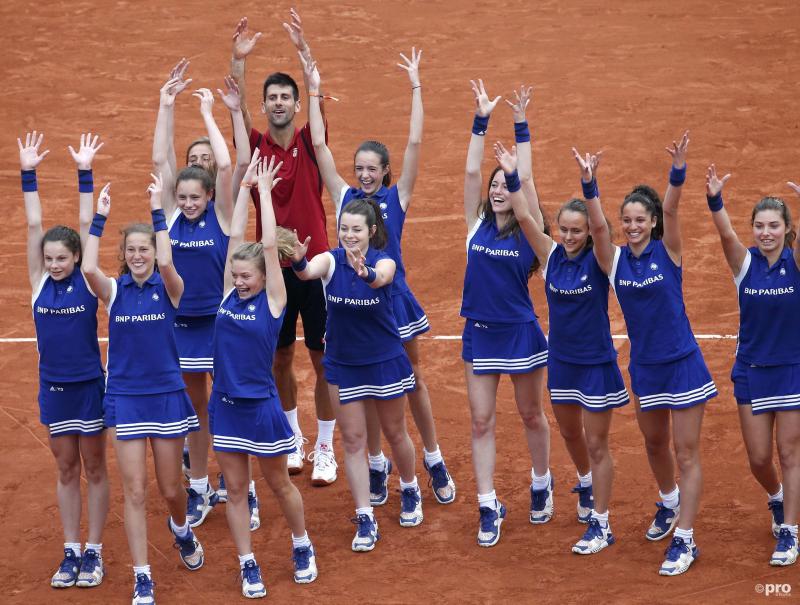 Novak Djokovic viert zijn overwinning op Roland Garros met de ballenmeisjes, wat zou een goed onderschrift voor deze foto zijn? (Pro Shots / Action Images)