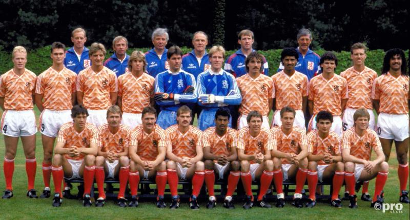 De EK-selectie met begeleiders. Achterste rij vlnr: Monne de Wit (fysio), Gerrit Steenhuizen (materiaal), Nol de Ruiter (trainer), Rinus Michels (coach), Bert van Lingen (trainer), Guus de Haan (trainer). Ronald koeman, John Bosman, Wim Kieft, Wilbert Suvrijn, Joop Hiele, Hans van Breukelen, Hendri Kruzen, Frank Rijkaard, Sjaak Troost, Wim Koevermmans, Ruud Gullit. Voorste rij:Marco van Basten, Adri van Tiggelen, Berry van Aerle, Jan Wouters, Aron Winter, Arnold Muhren, John van 't Schip, Gerald Vanenburg en Erwin Koeman (Pro Shots / ANP)