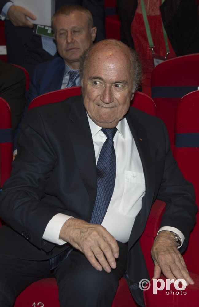 Zien we de sneaky Sepp Blatter op het EK toch nog terug en weet hij er zelfs nog wat financieel gewin uit te slepen? We zouden het bijna hopen..(PROSHOTS/Zuma Sports Wire)