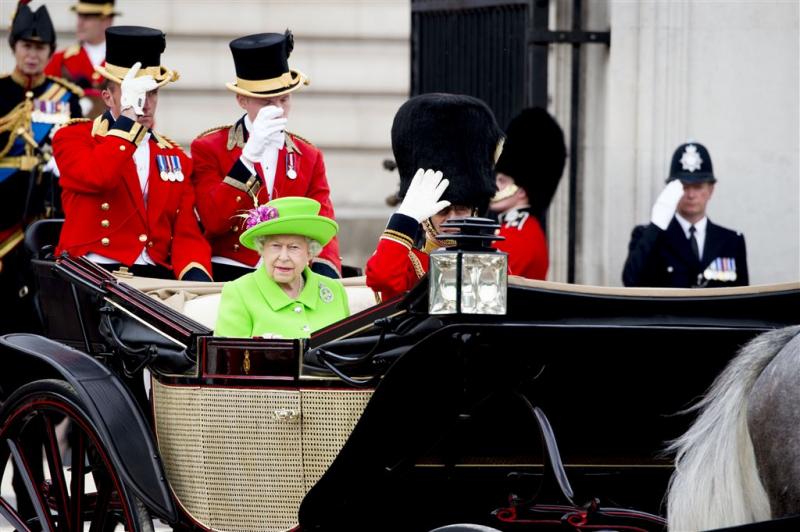 Britse koningin bij militaire troepenparade