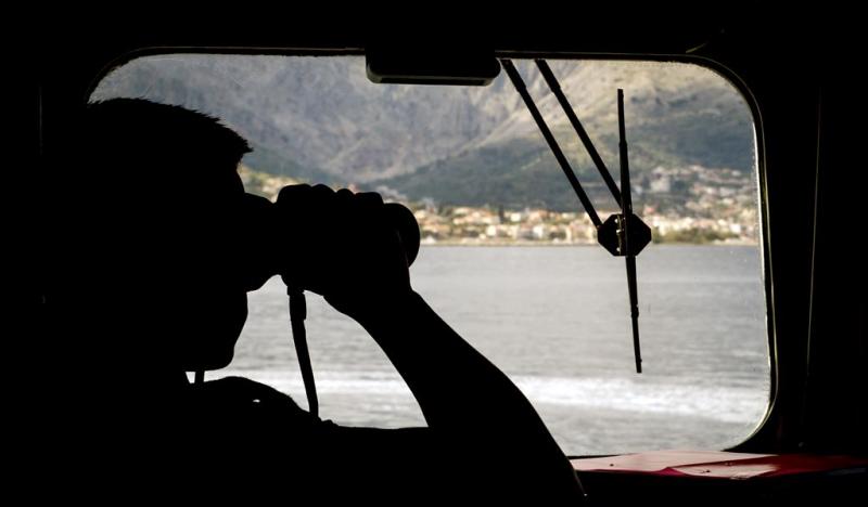 Marine redt vluchtelingen op Middellandse Zee