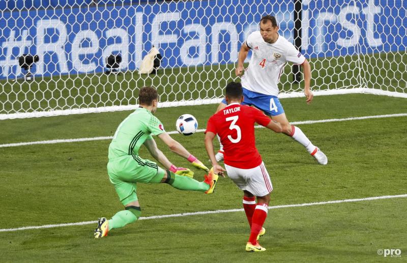 Taylor (3) scoorde de 2-0 en daardoor kwam Wales al vroeg op rozen te zitten.