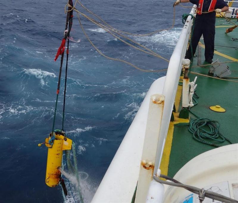Ruwe zee vertraagt zoeken naar vlucht MH370