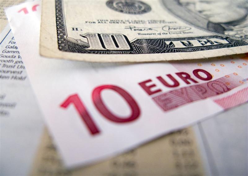 Britten slaan euro's en dollars in