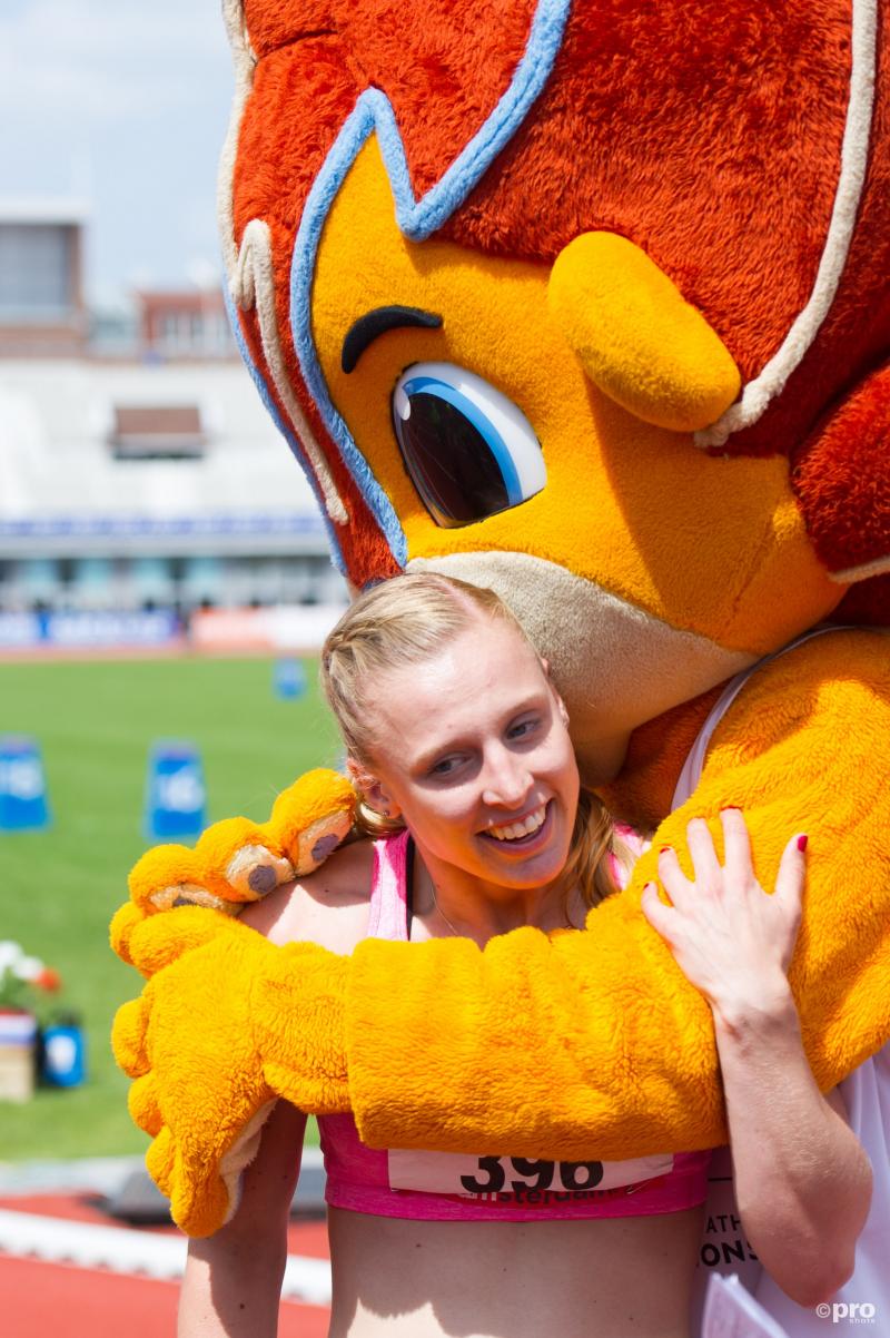 Tessa van Schagen wordt geknuffeld door Adam, de mascotte van het EK atletiek in Amsterdam. Wat zou een goed onderschrift zijn bij deze foto? (Pro Shots / Martijn Buskermolen)