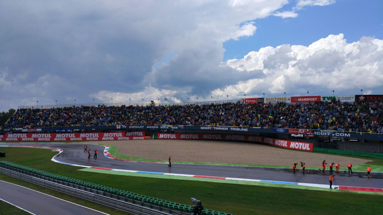 Er is inmiddels weer blauwe lucht gesignaleerd boven het circuit, dus de herstart lijkt niet in gevaar te komen (Foto: rene90)