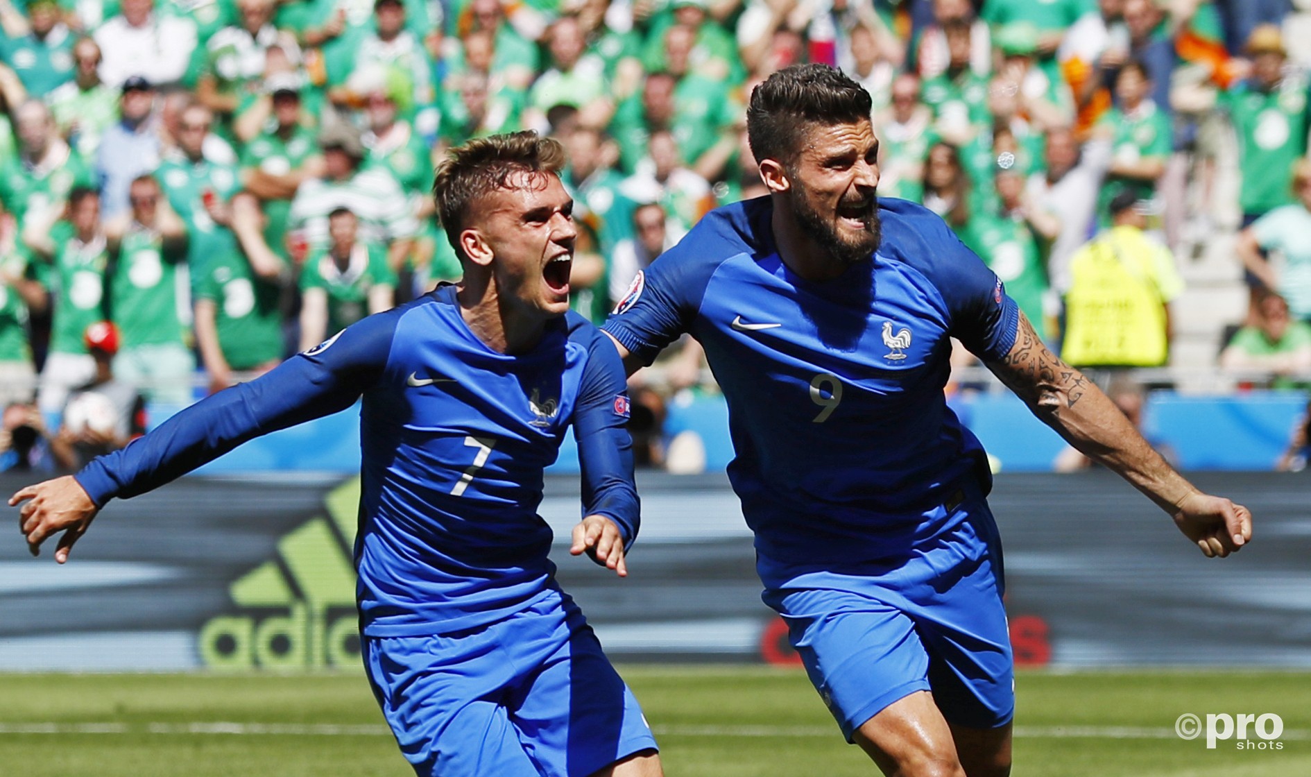 Olivier Giroud en Antoine Griezmann vieren feest. (PRO SHOTS/Action Images)