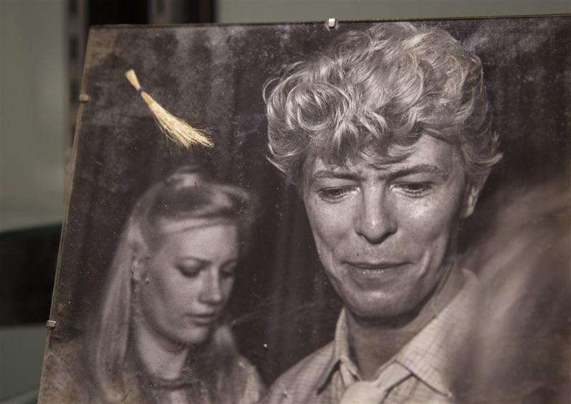 Haarlok David Bowie levert 18.000 euro op