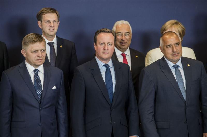 EU-leiders met zwart schaap Cameron aan tafel