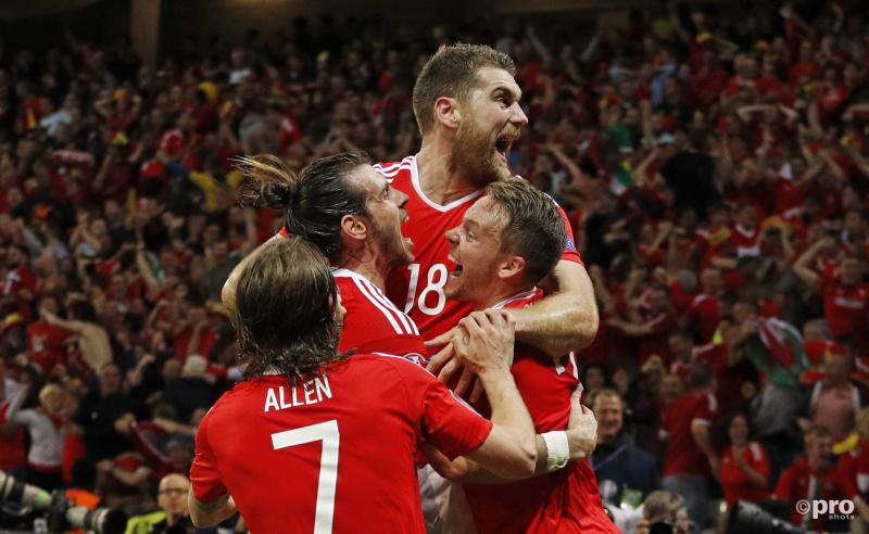 De spelers van Wales vieren de bevrijdende 3-1 van Vokes (18).