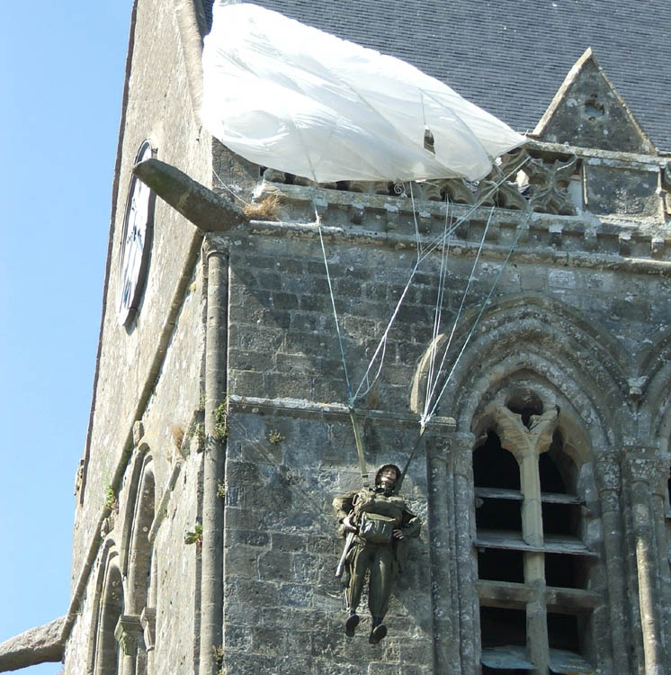 De beroemde 'parachutist' aan de kerk in Sainte-Mère-Église (Foto: WikiCommons)