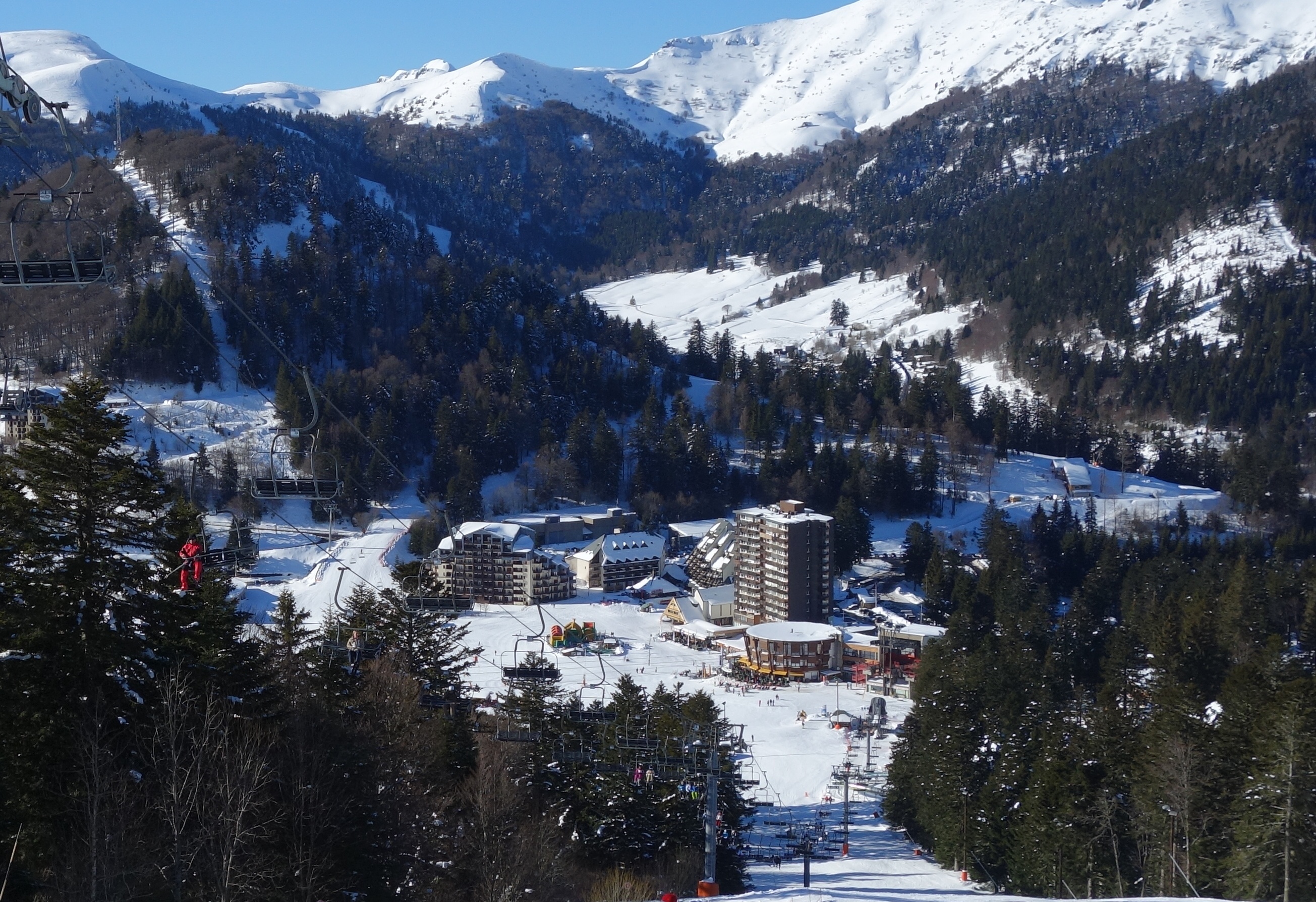 Le Lioran, aankomstplaats van vandaag. Er ligt nu overigens geen sneeuw (Foto: WikiCommons)