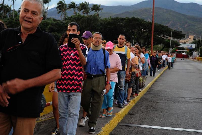 Venezuela opent grens met Colombia even