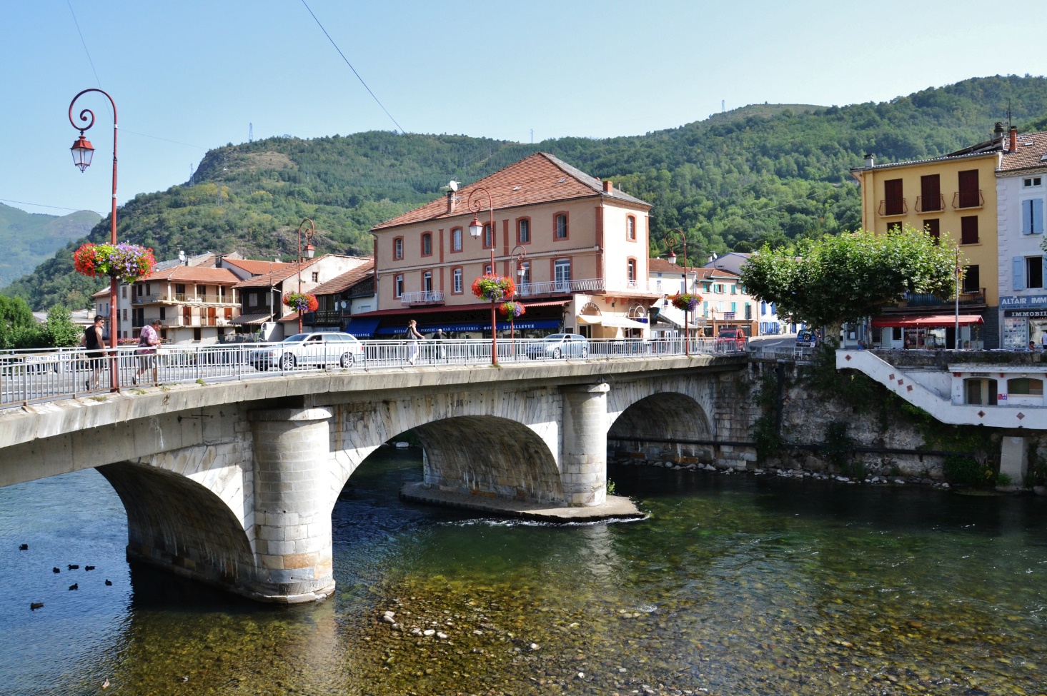 Tarascon-sur-Ariège is een prima stadje en over de Ariège kan men uitstekend kanovaren, iets waar het olijke duo Dijkstra & Ducrot blij van zal worden (Foto: WikiCommons) 