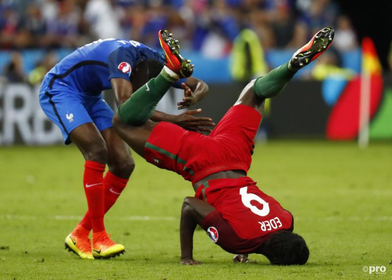 De Fransman Blaise Matuidi en de Portugees Eder hebben een vreemde botsing gehad tijdens de finale van het EK voetbal, wat zou een goed onderschrift zijn bij deze foto? (Pro Shots / Action Images)