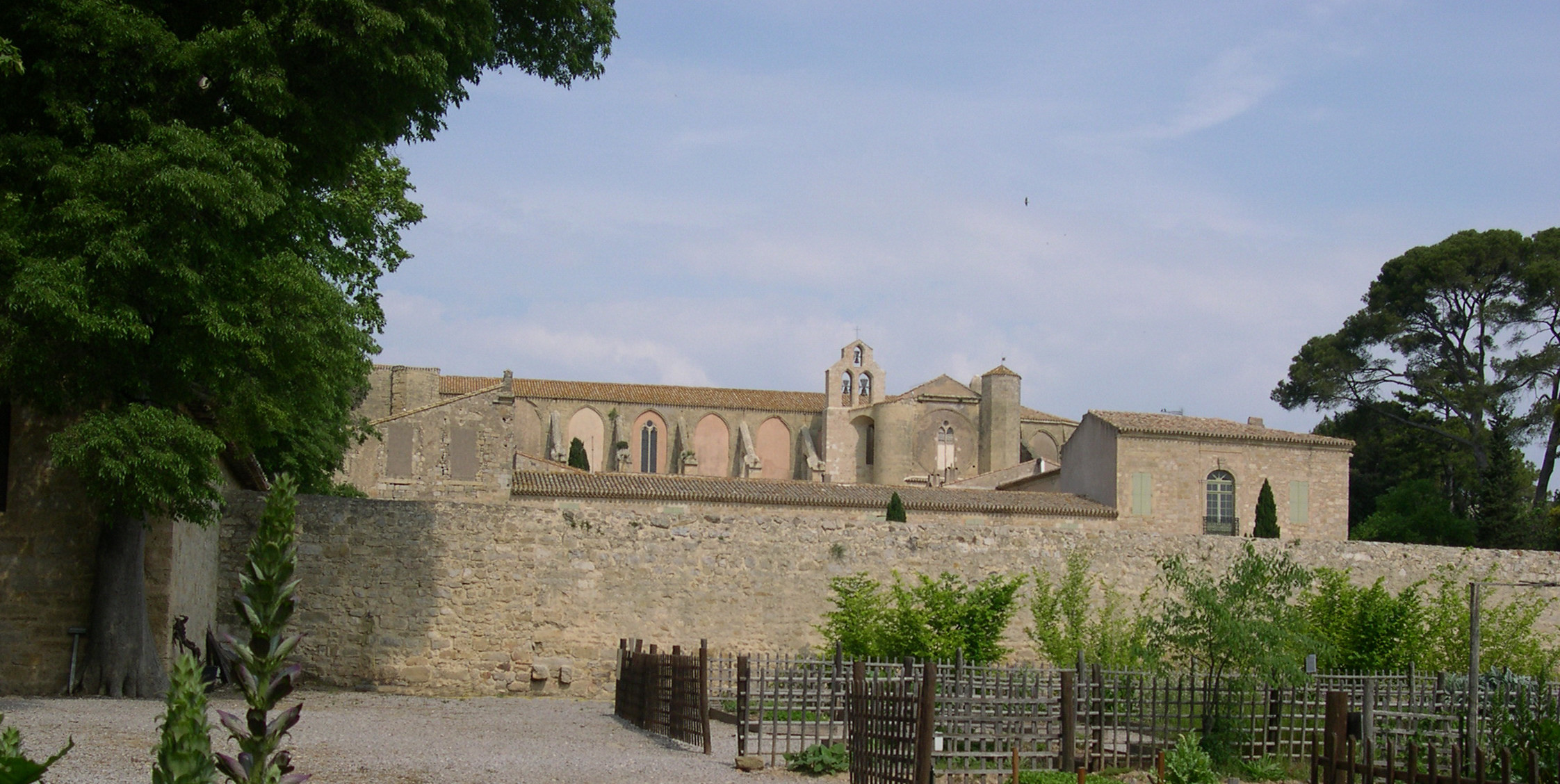 De kelder in deze abdij ligt helemaal vol met wijn en dus kan het peloton hier prima een tussenstopje maken (Foto: WikiCommons)