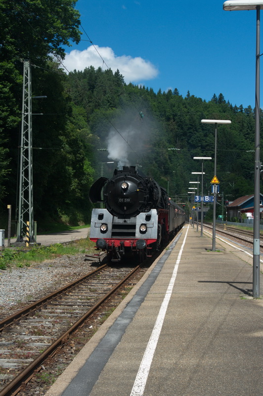 Treinrit met een stoomtrein over de Schwarzwaldbahn in het Zwarte Woud