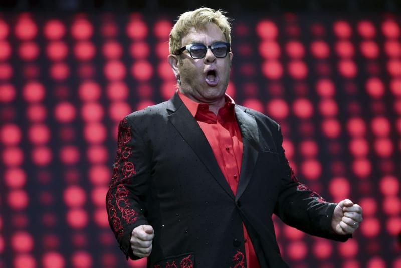 Elton John schikt met werknemer