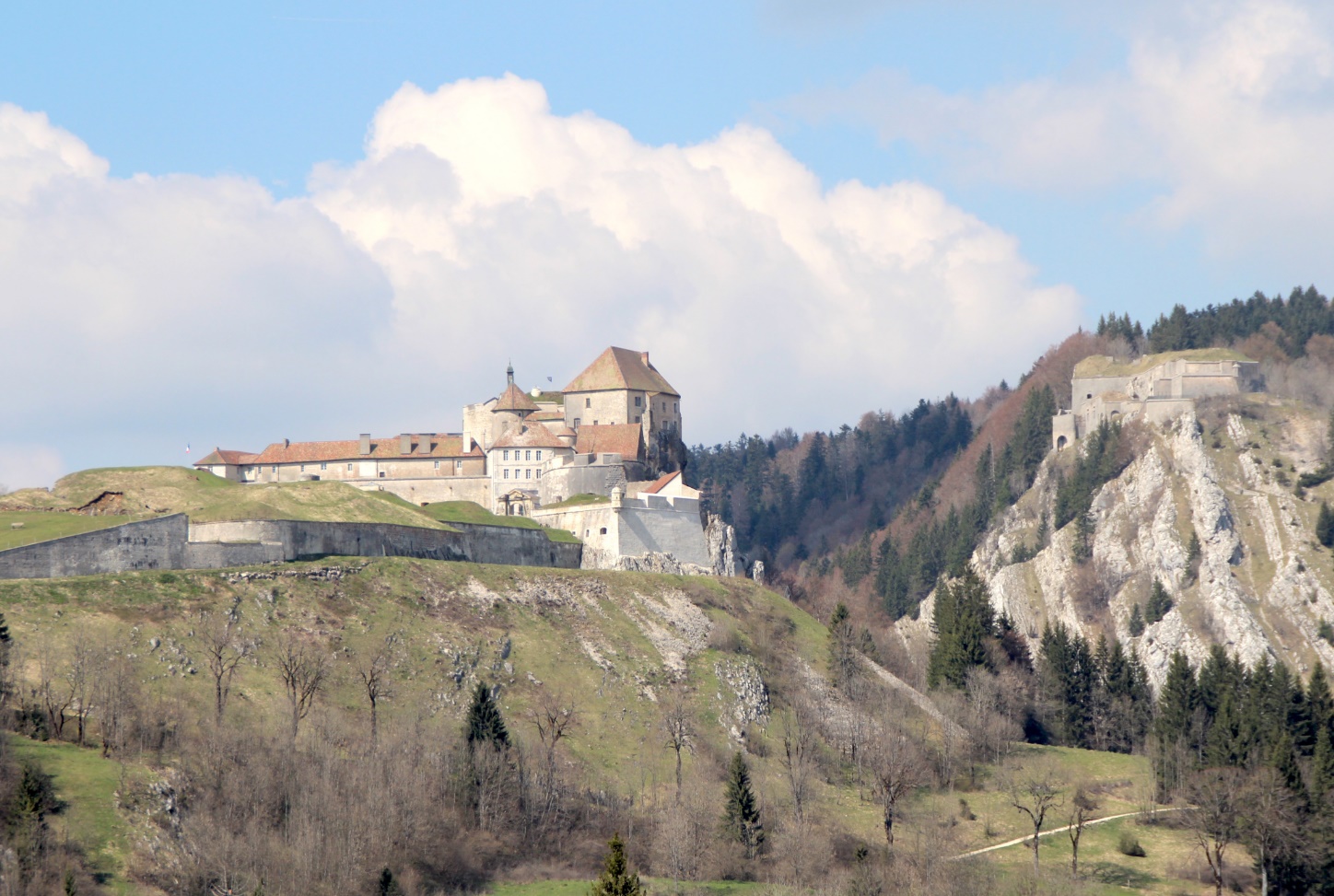 Het Château de Joux ligt er prachtig bij (Foto: WikiCommons)