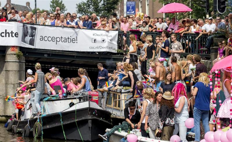 'Roze' oudjes varen mee op Canal Parade