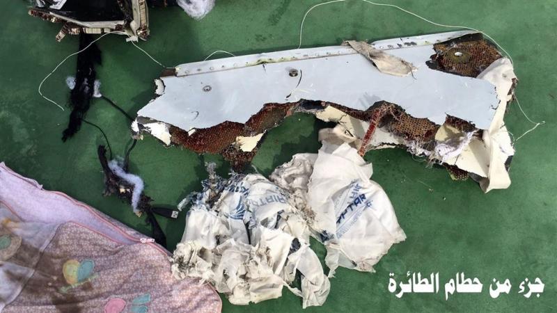 'Toestel EgyptAir brak in de lucht'
