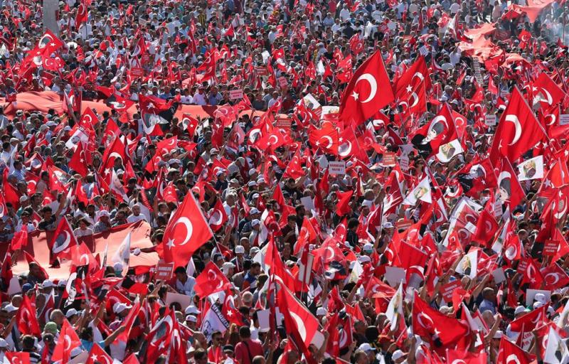Turken eensgezind de straat op