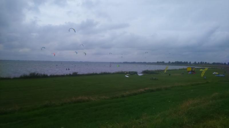 Kitesurfers op het IJsselmeer (Foto: DJMO)