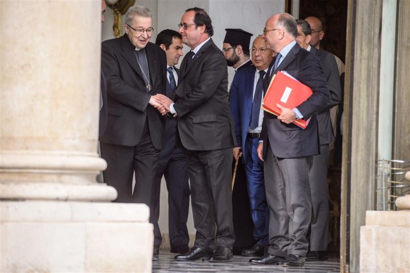 Hollande ontmoet kerkvertegenwoordigers