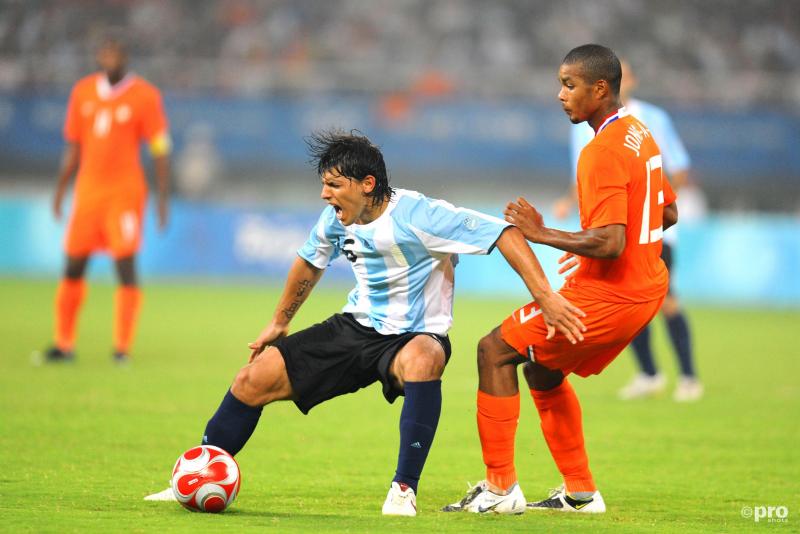 De Argentijn Sergio Aguero in duel met Calvin Jong-A-Pin tijdens de Olympische Spelen in 2008 (Pro Shots / GEPA)