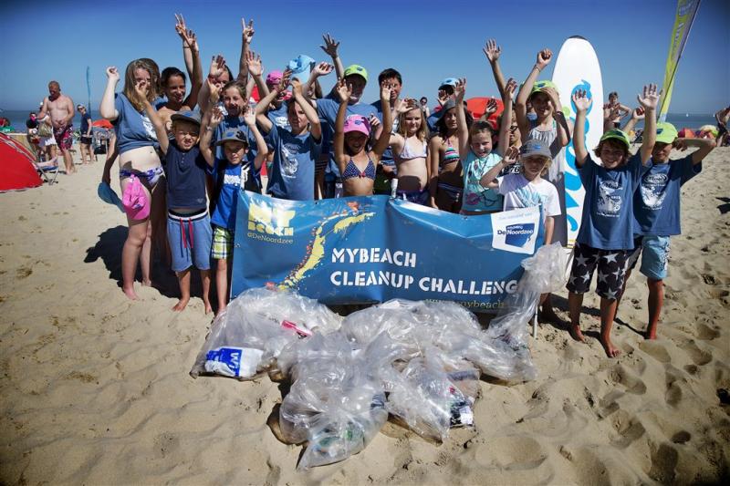 Honderden vrijwilligers maken kust schoon