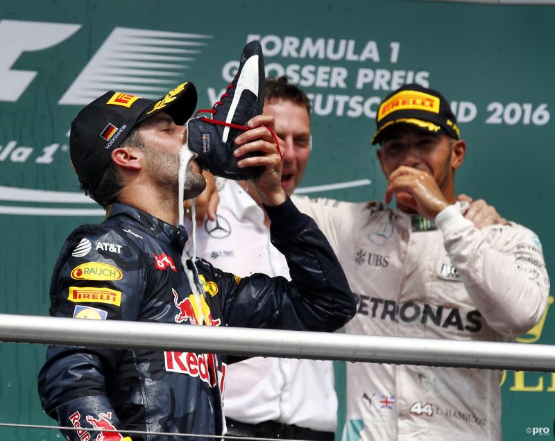 Daniel Ricciardo drinkt de champagne uit zijn schoen op het podium van de Grand Prix van Duitsland, wat zou een goed onderschrift zijn bij deze foto? (Pro Shots / Zuma Sports Wire)