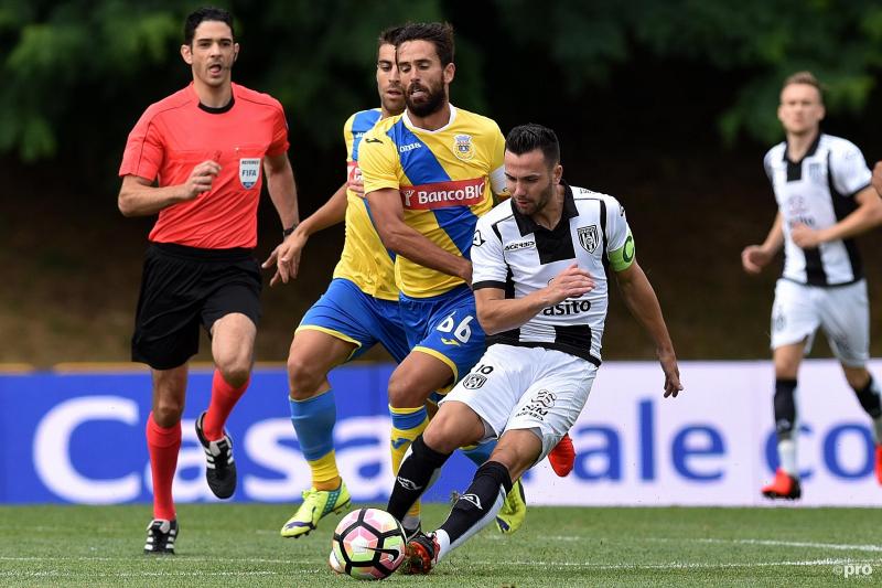 Heracles-speler Thomas Bruns aan de bal (Pro Shots / Stanley Gontha)