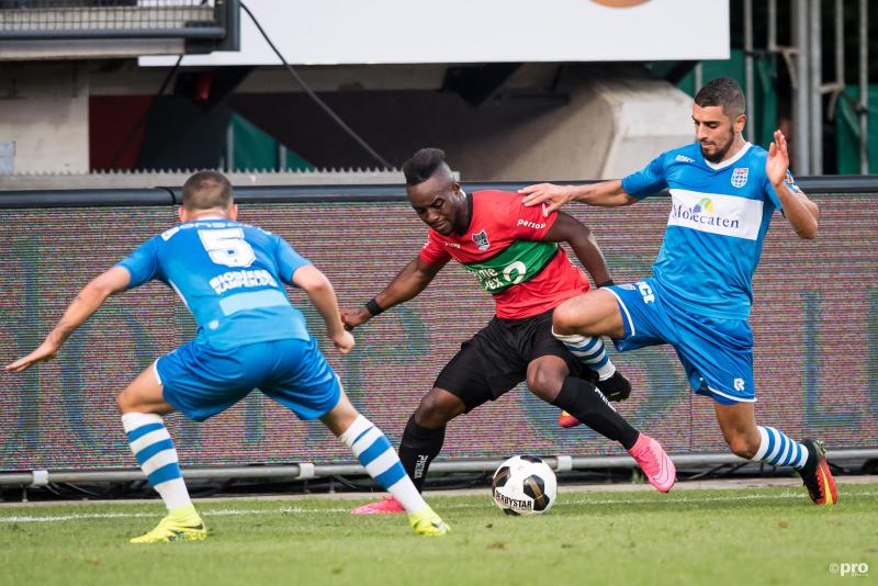 Debutant Ofosu (N.E.C.) in duel met Zwollespelers Verdonk en Mokhtar (PRO SHOTS/Ronald Bonestroo)