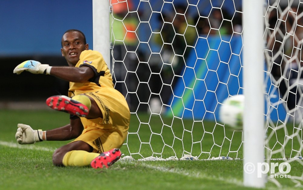 Keeper Taminasau zag helaas ook een penalty het doel in gaan, maar kon ondanks de 8-0 nederlaag met opgheven hoofd terugkijken op een aantal prima reddingen en een gestopte strafschop (PROSHOTS/Action Images)