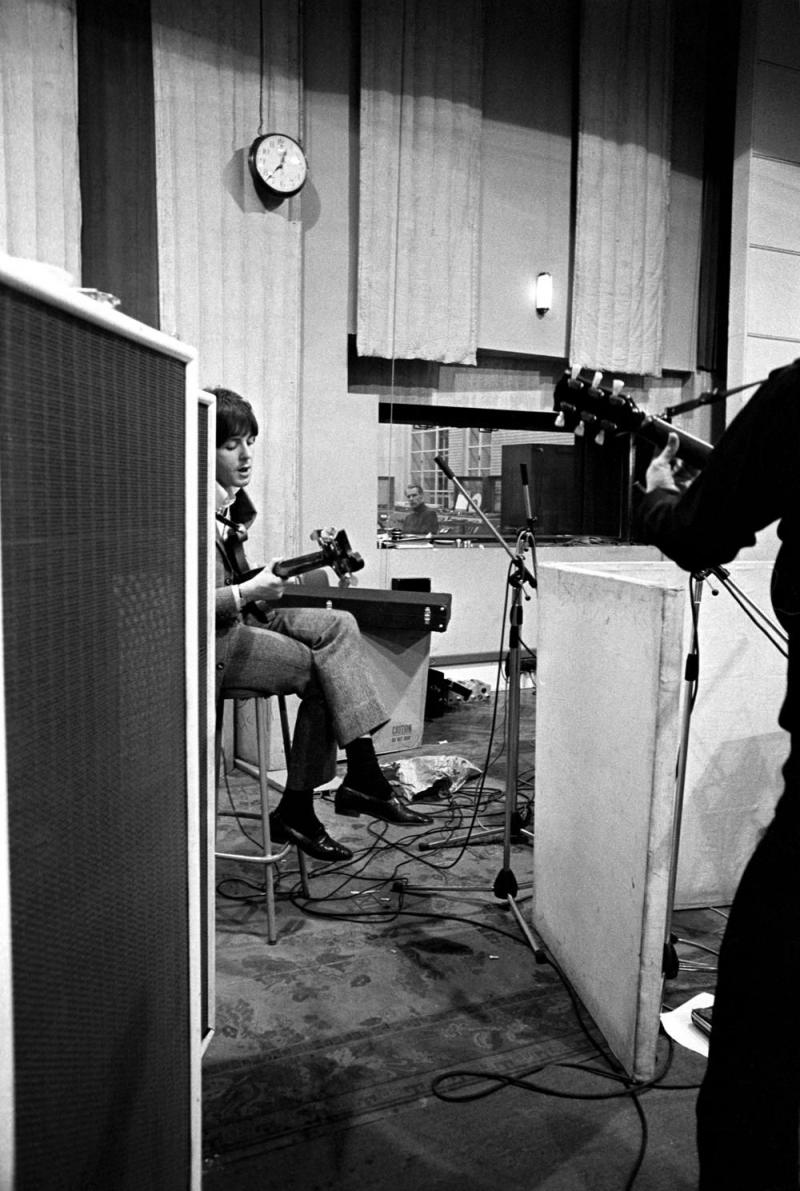 The Beatles en Brian Epstein in de studio