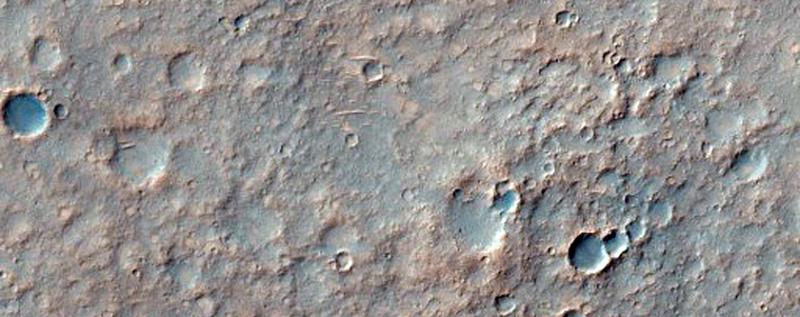 Gusev Crater, waar de marsrover Spirit is geland. Op de foto zijn de parachute en "backshell" te zien.  (Foto: NASA/JPL/University of Arizona )