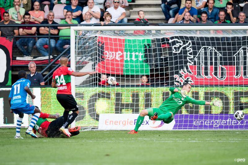 PEC Zwolle-speler Queensy Menig scoort de 0-1, het eerste doelpunt van dit seizoen (Pro Shots / Ronald Bonestroo)
