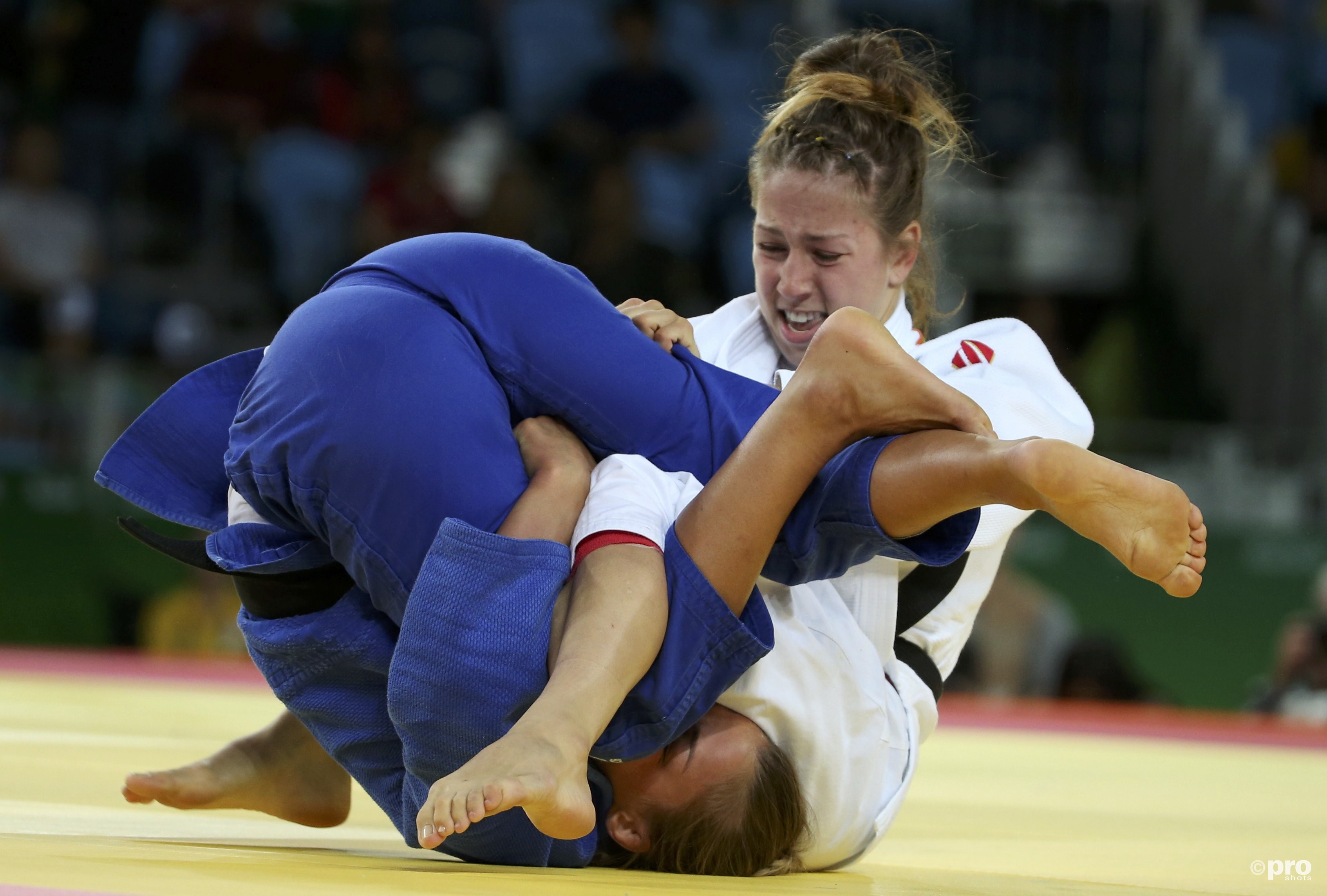 Catherine Beauchemin-Pinard en Hedvig Karakas laten zien dat judo heel intiem kan zijn (Pro Shots / Action Images)