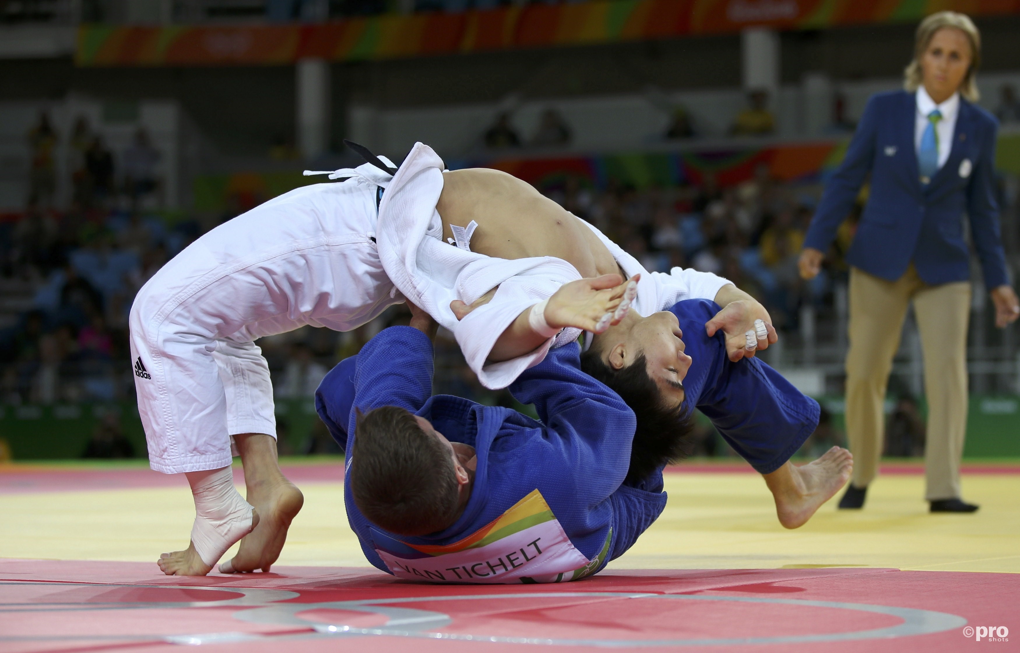 An Chang-Rim en Dirk Van Tichelt laten zien dat je ook bij het judo heel lenig moet zijn (Pro Shots / Action Images)