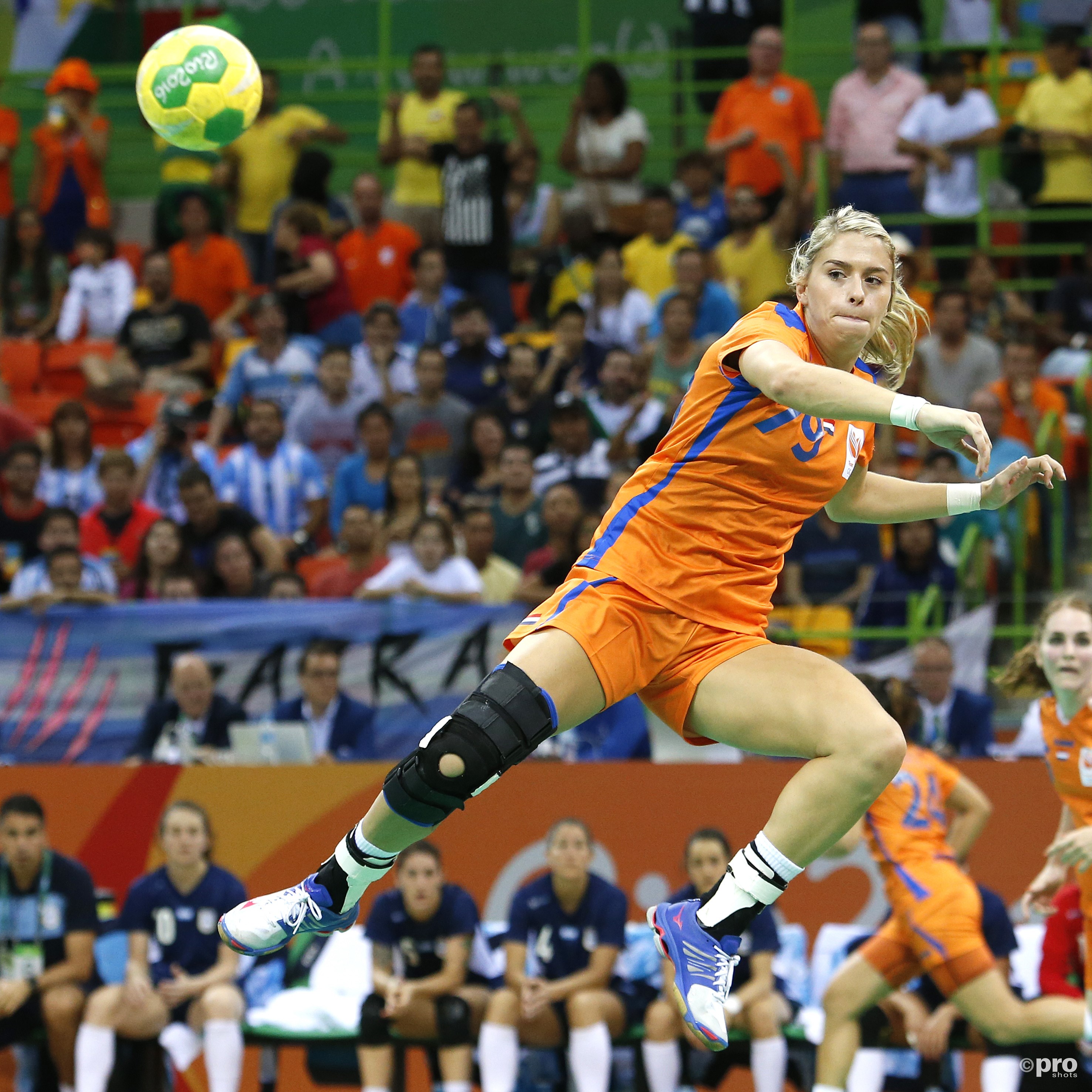 Handbalsters kunnen vliegen, zo laat Estavana Polman zien (Pro Shots / Henk Jan Dijks)