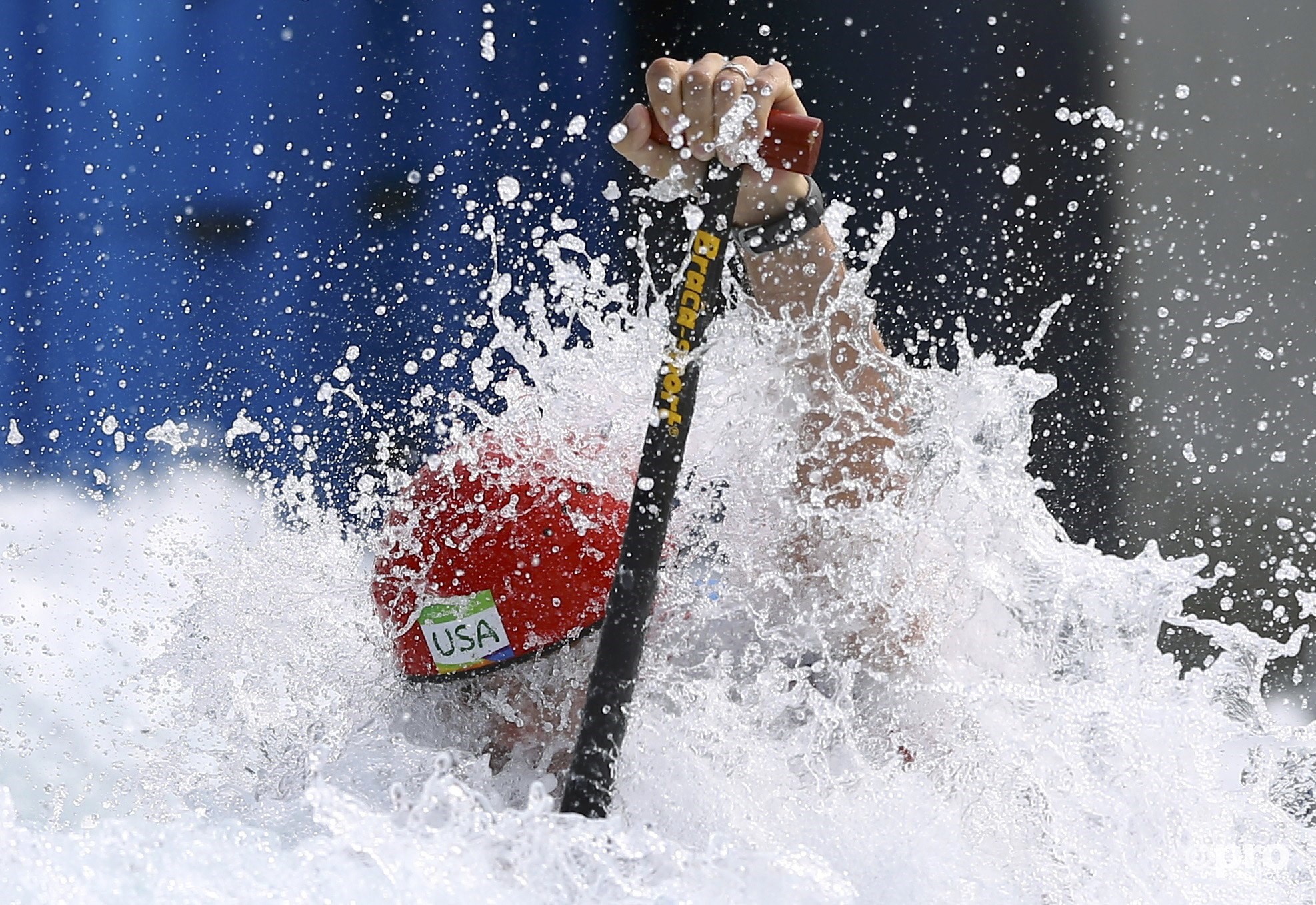 Casey Eichfeld verdwijnt bijna helemaal in het water tijdens de kano slalom (Pro Shots / Action Images)