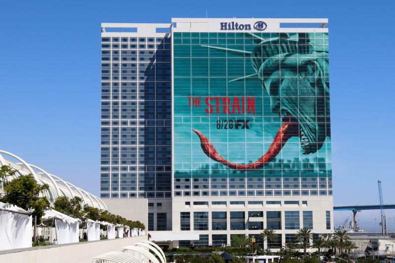 The Strain (in Nederland te zien bij FOX) kondigde zijn aanwezigheid weer groots aan door een 'wrap' op het Hilton. (Foto: Yuen Li)