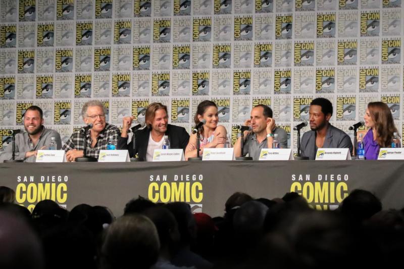 De cast van Colony tijdens hun panel. (Foto: Yuen Li)