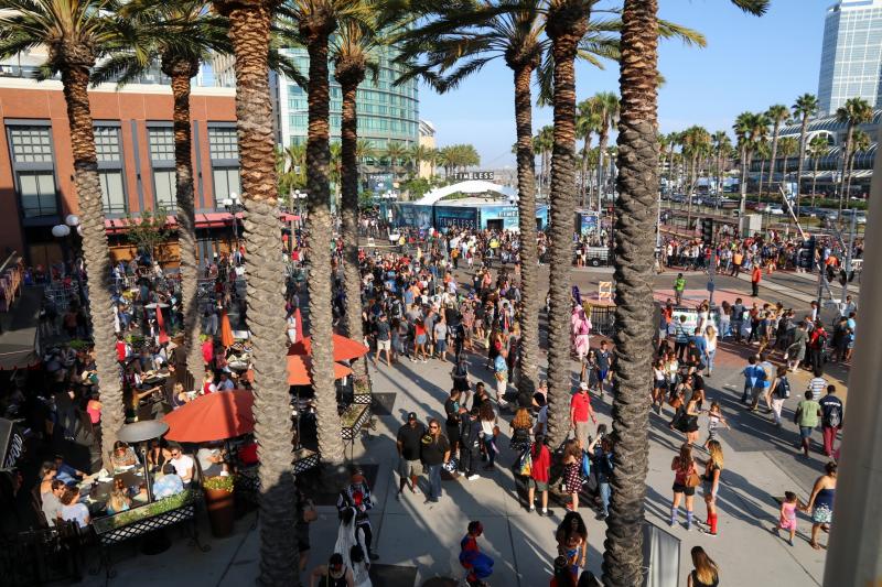 Tijdens Comic-Con krioelt het van de mensen in San Diego. Vooral hier, rond de ingang van het Gaslamp Quarter, direct tegenover het convention center. (Foto: Yuen Li)