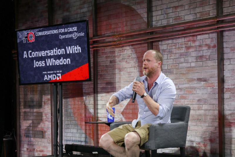 Bij Nerd HQ werden ook panels georganiseerd, waar een beperkte groep aanwezigen vragen kon stellen aan de panelleden, zoals hier met Joss Whedon. (Foto: Yuen Li)