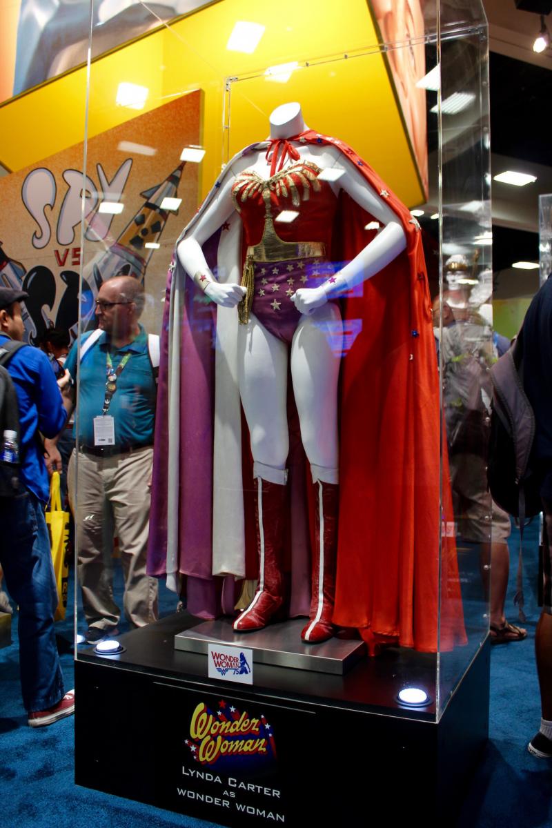 Wonder Woman is dit jaar 75 jaar oud. Ter ere daarvan was Linda Carters outfit uit de jaren 70 tv-serie te zien bij de DC Comics stand. (Foto: Peter Breuls)