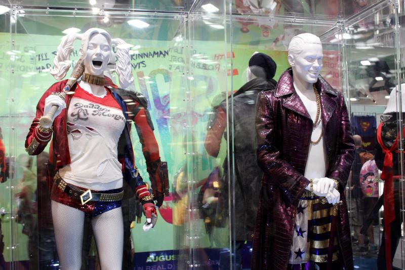 Zoals elk jaar laat DC Comics outfits uit DC films zien op Comic-Con, zoals hier de kostuums van Margot Robbie en Jared Leto uit Suicide Suad. (Foto: Peter Breuls)