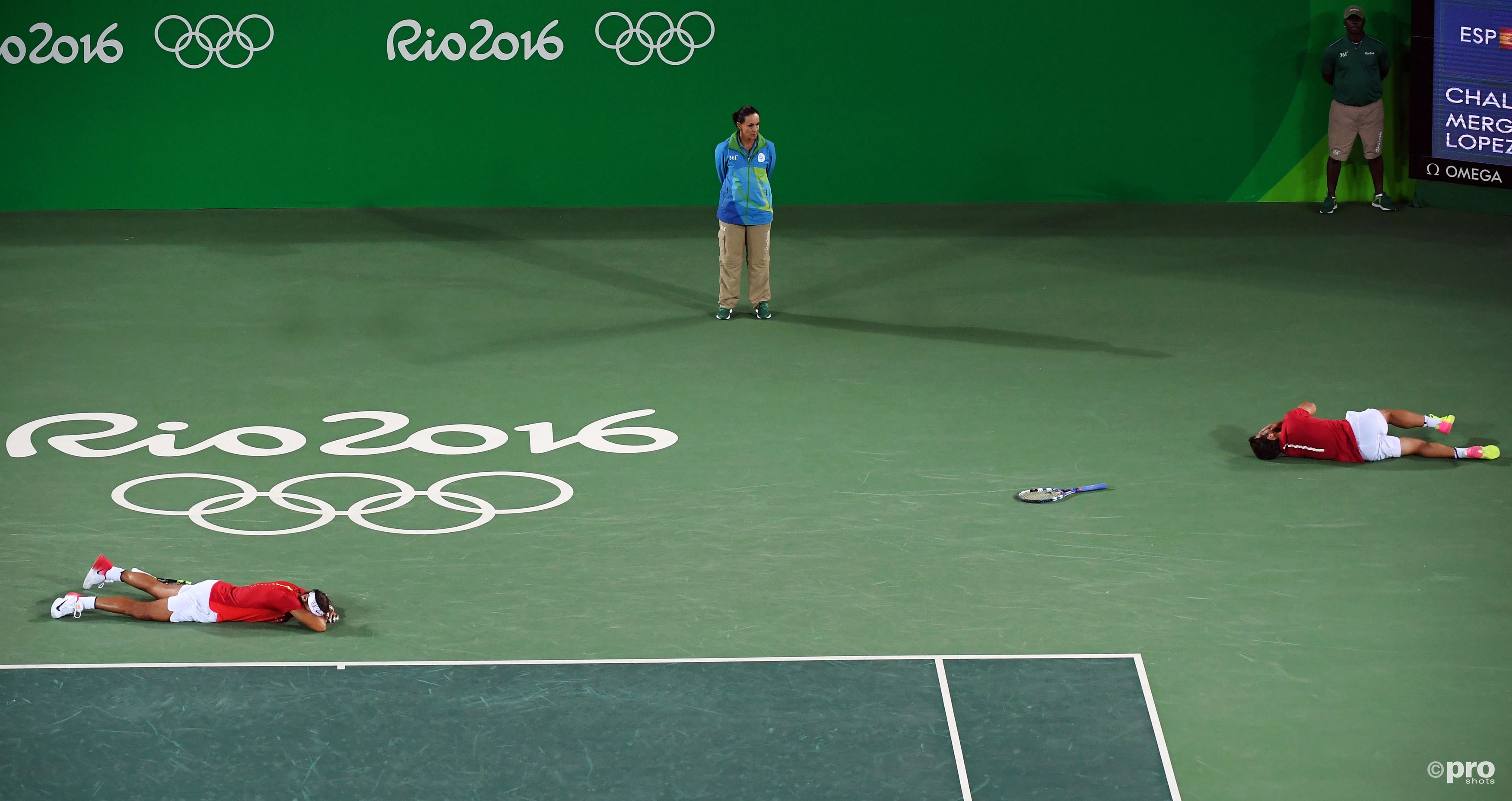 Nadal en Lopez vallen compleet uitgeput naar de grond nadat het goud binnen was (PROSHOTS/Action Images)