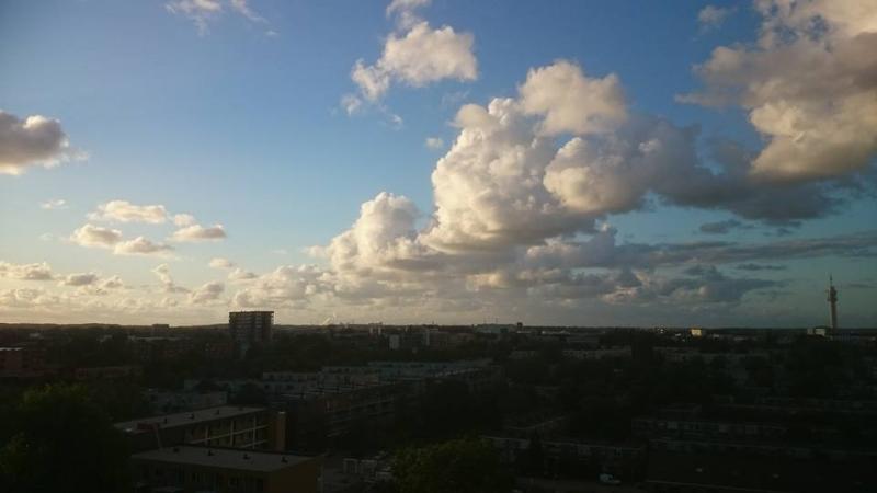 Een mooie wolkenlucht boven Haarlem. (Foto: Stephan5)